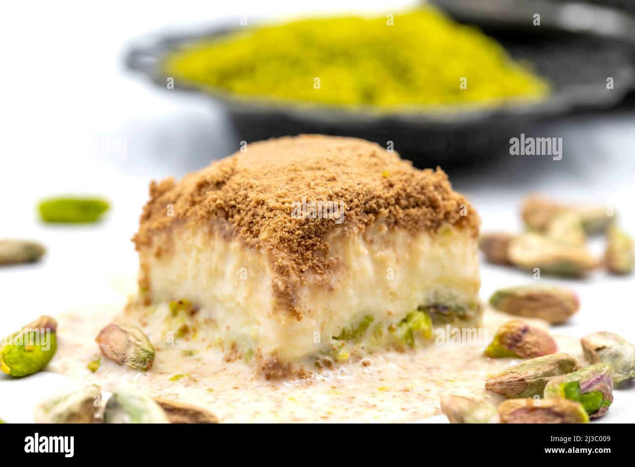 Baklava freddo su sfondo bianco. Il baklava freddo preparato con latte e pistacchio è molto popolare. Specialità della cucina mediterranea tradizionale. Chiuso Foto Stock