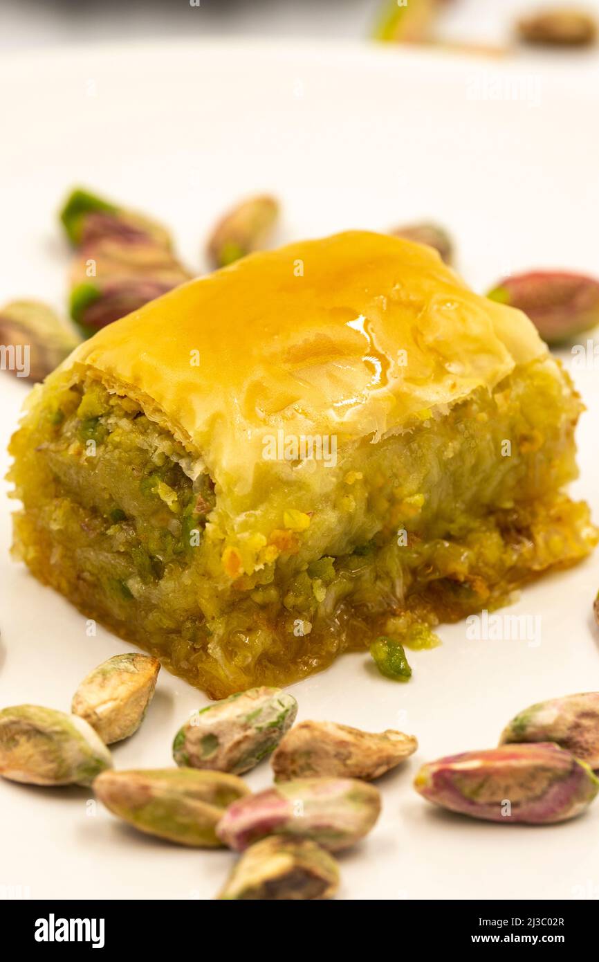 Baklava con pistacchio su sfondo bianco. Specialità della cucina mediterranea tradizionale. Primo piano baklava Foto Stock