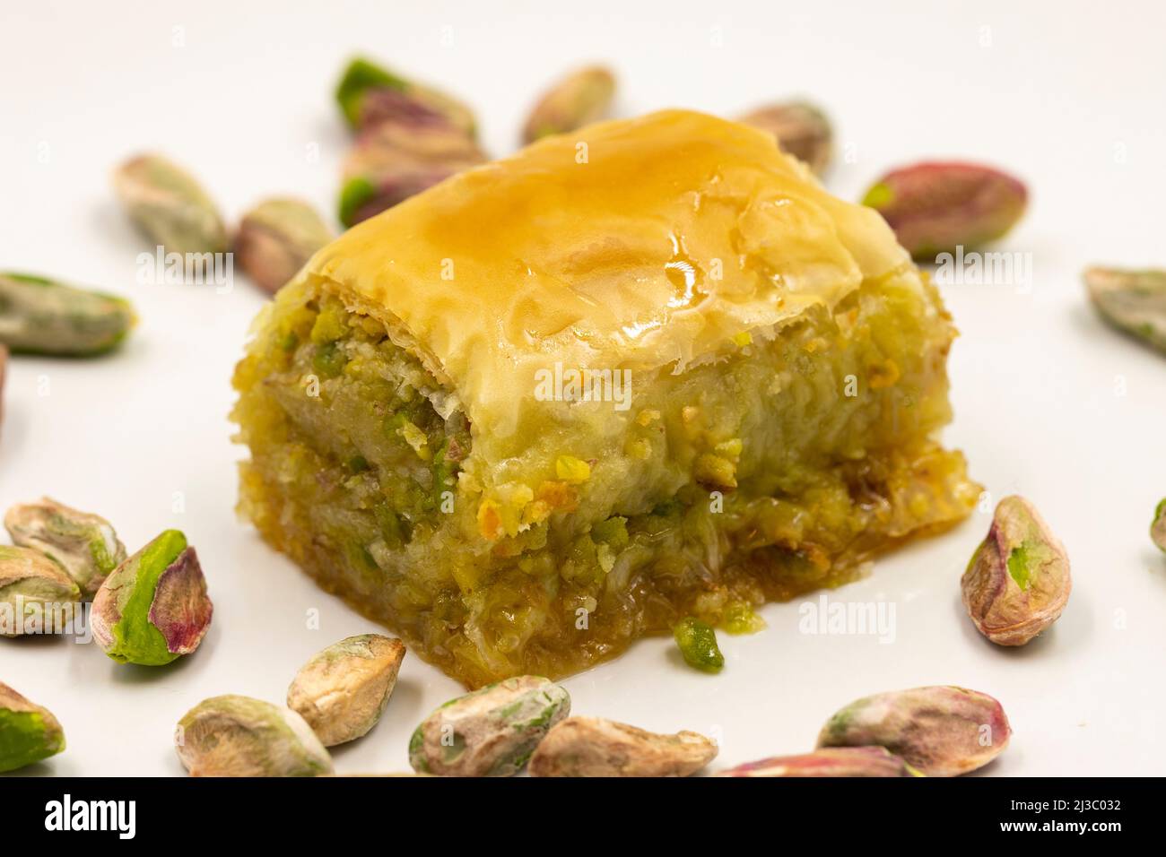 Baklava con pistacchio su sfondo bianco. Specialità della cucina mediterranea tradizionale. Primo piano baklava Foto Stock