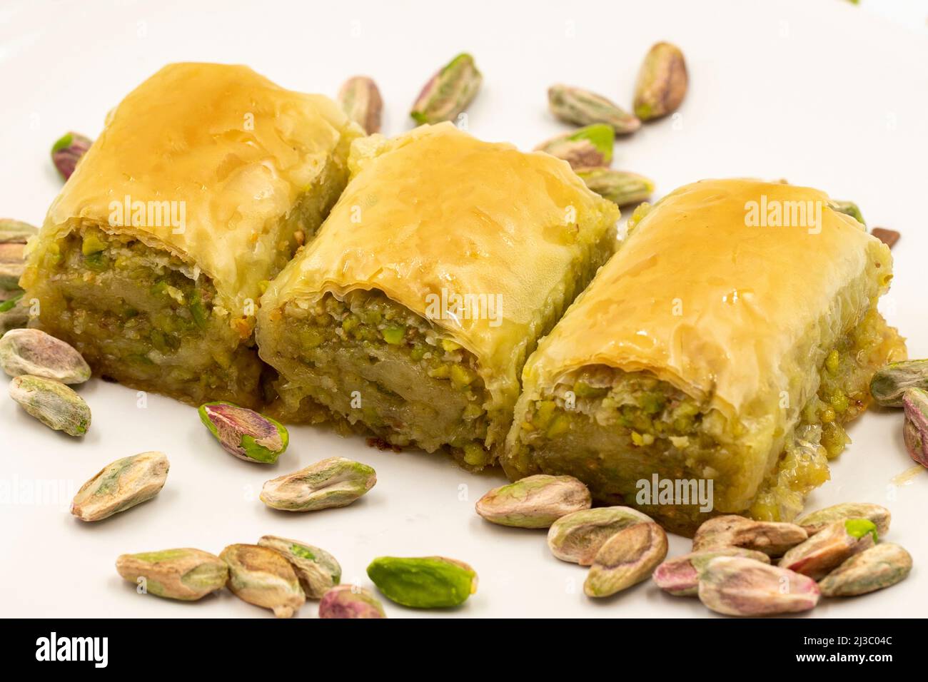 Baklava con pistacchio su sfondo bianco. Specialità della cucina mediterranea tradizionale. Primo piano baklava Foto Stock