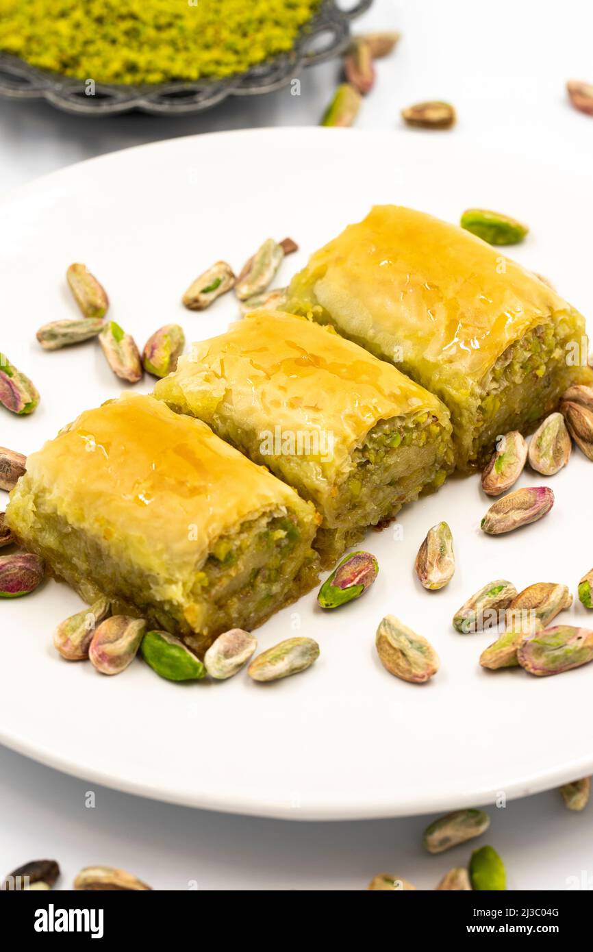 Baklava con pistacchio su sfondo bianco. Specialità della cucina mediterranea tradizionale. Primo piano baklava Foto Stock