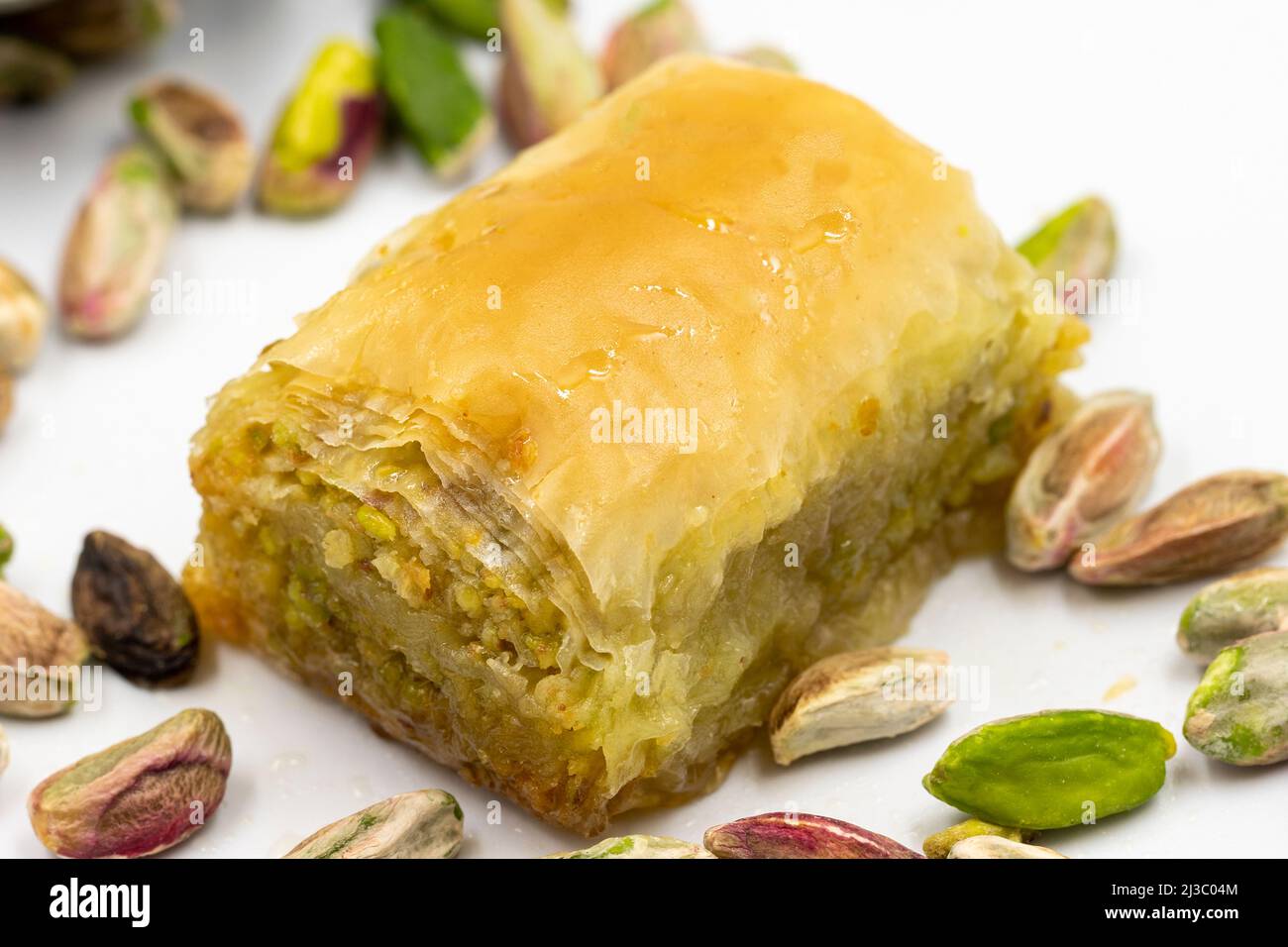 Baklava con pistacchio su sfondo bianco. Specialità della cucina mediterranea tradizionale. Primo piano baklava Foto Stock