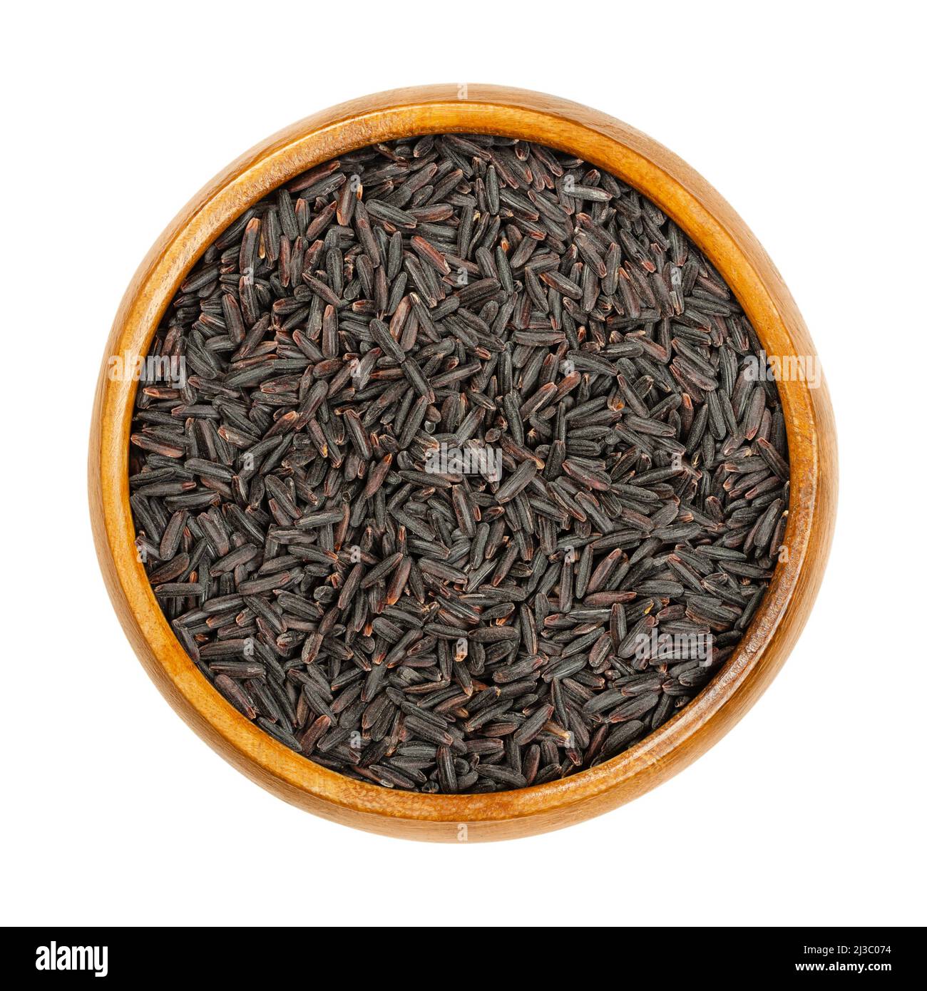 Riceberry, in una ciotola di legno. Varietà di riso a grani incrociati provenienti dalla Thailandia, con grani di riso a grani interi viola, molli e profondi, sostituire anche il riso marrone. Foto Stock