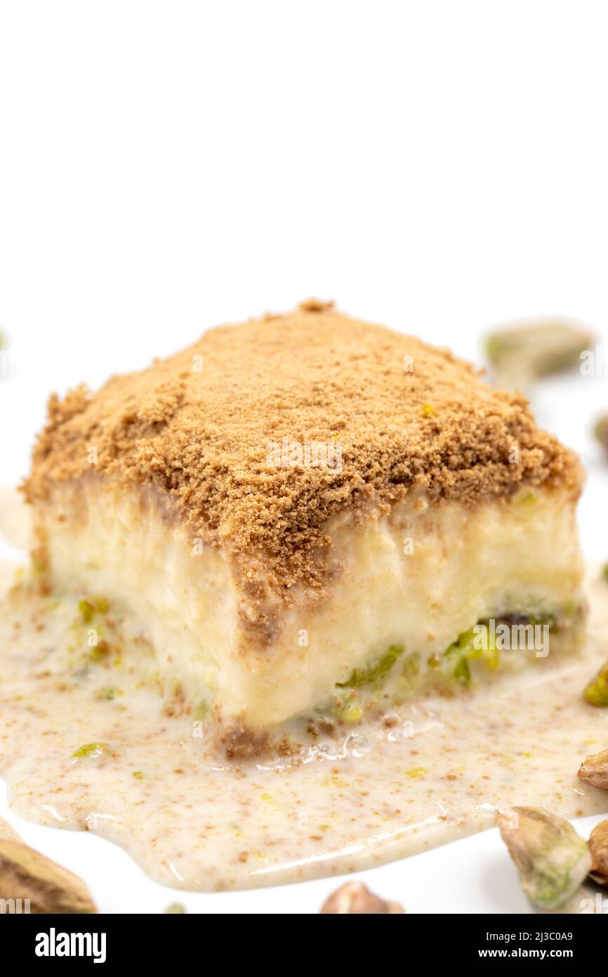 Baklava freddo su sfondo bianco. Il baklava freddo preparato con latte e pistacchio è molto popolare. Specialità della cucina mediterranea tradizionale. Chiuso Foto Stock