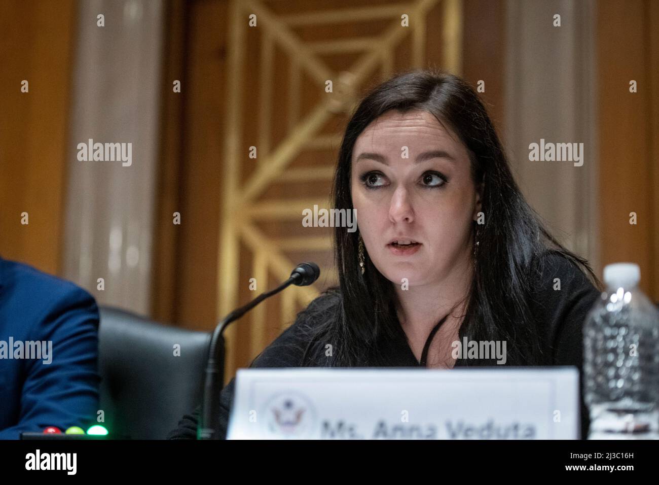 Washington, Stati Uniti d'America. 06th Apr 2022. Anna Veduta, vicepresidente della Anti-Corruption Foundation International, risponde alle domande durante un'audizione della Commissione sulla sicurezza e la cooperazione in Europa per esaminare come contrastare le tattiche che gli oligarchi usano per riciclare i loro soldi e la loro reputazione e soffocare il dissenso, nell'edificio del Senato di Dirksen a Washington, DC, mercoledì 6 aprile 2022. Credit: Rod Lammey/CNP/Sipa USA Credit: Sipa USA/Alamy Live News Foto Stock