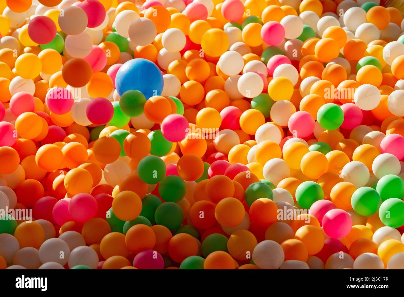 Parco giochi al coperto con coloratissime palle in plastica per