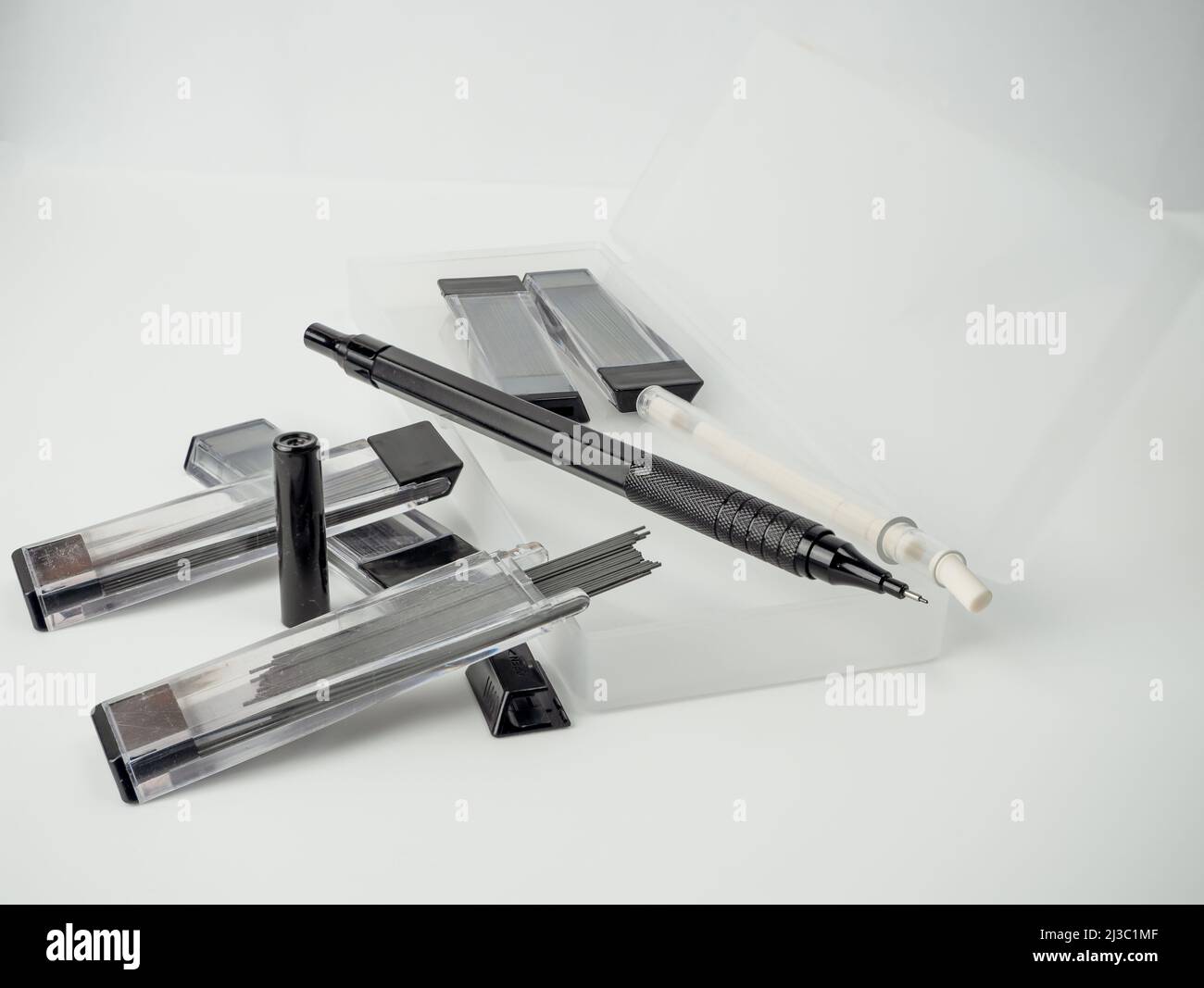 Set di matite da disegno a propulsione in involucro plastico con conduttori in grafite in piccole scatole erogatrici ed eraser Foto Stock