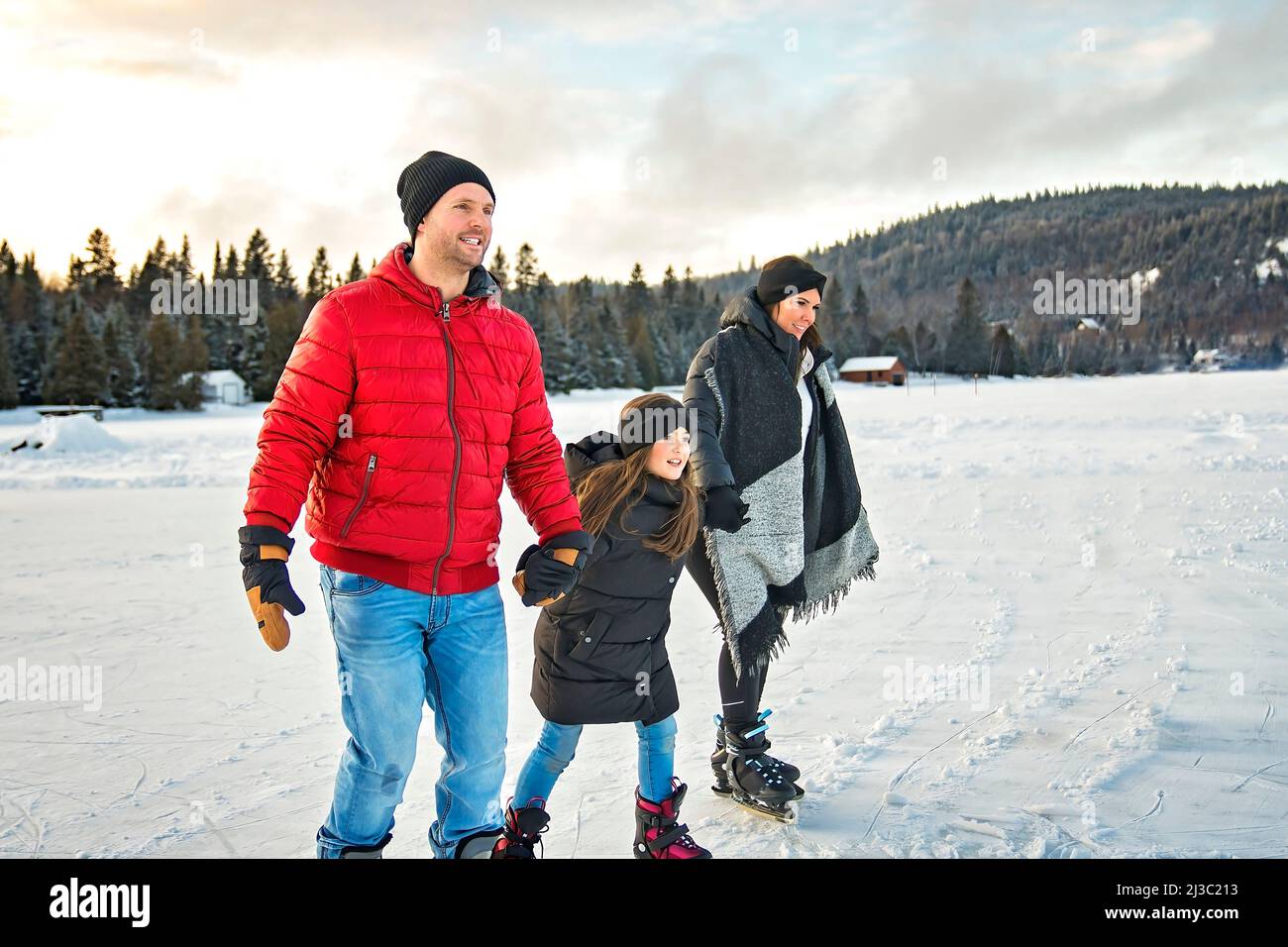 Famiglia felice sul pattinaggio su ghiaccio sul lago della stagione invernale Foto Stock