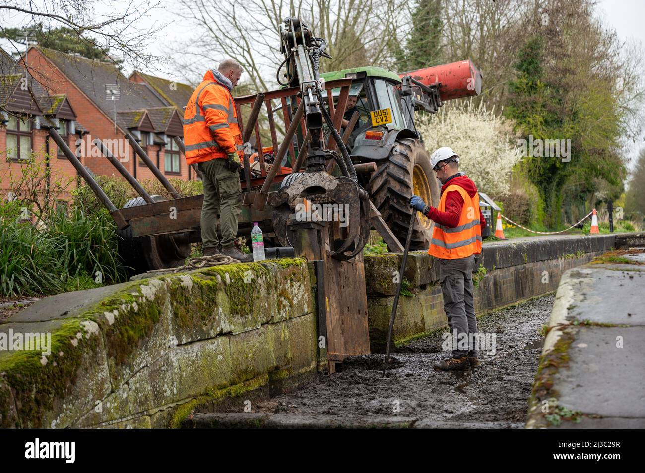 I cancelli di bloccaggio vengono installati dagli appaltatori che lavorano per SNCT a Newport Shropshire. Foto Stock