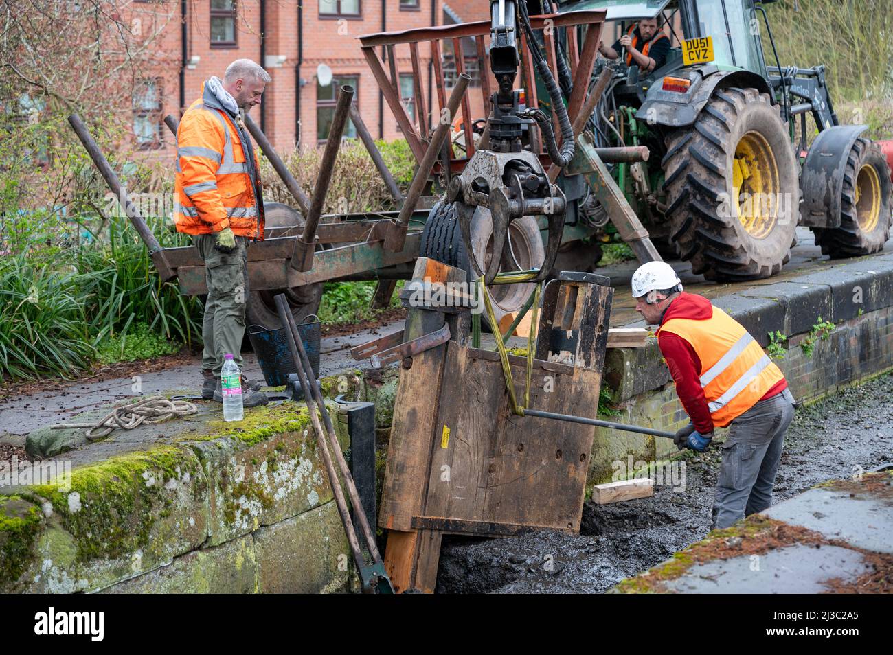 I cancelli di bloccaggio vengono installati dagli appaltatori che lavorano per SNCT a Newport Shropshire. Foto Stock