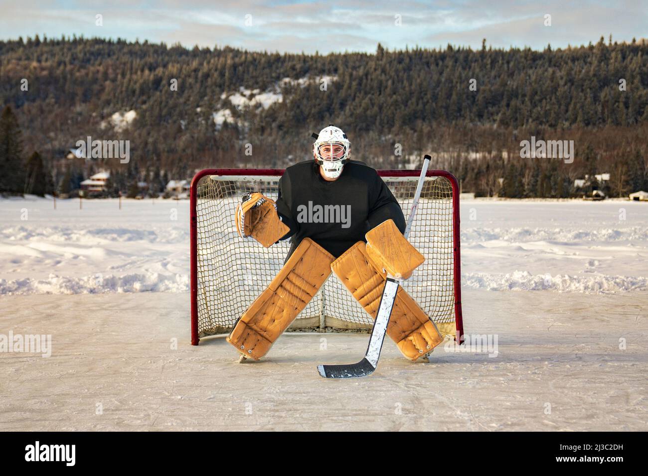 Hockey goalie fuori nella stagione invernale con attrezzatura bella Foto Stock