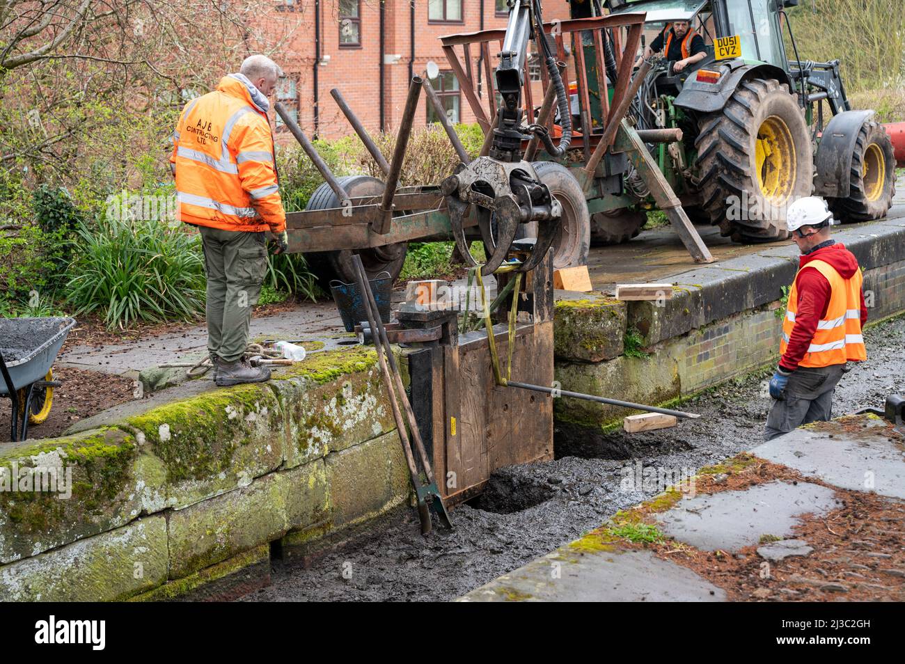 I cancelli di bloccaggio vengono installati dagli appaltatori che lavorano per SNCT a Newport Shropshire. Foto Stock