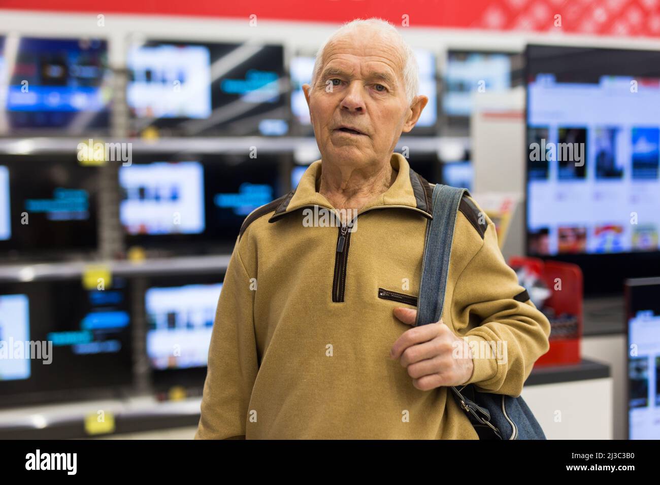 senor uomo pensionato acquistare moderno telelavoro digitale con smart tv in showroom di digital electronic goods store Foto Stock