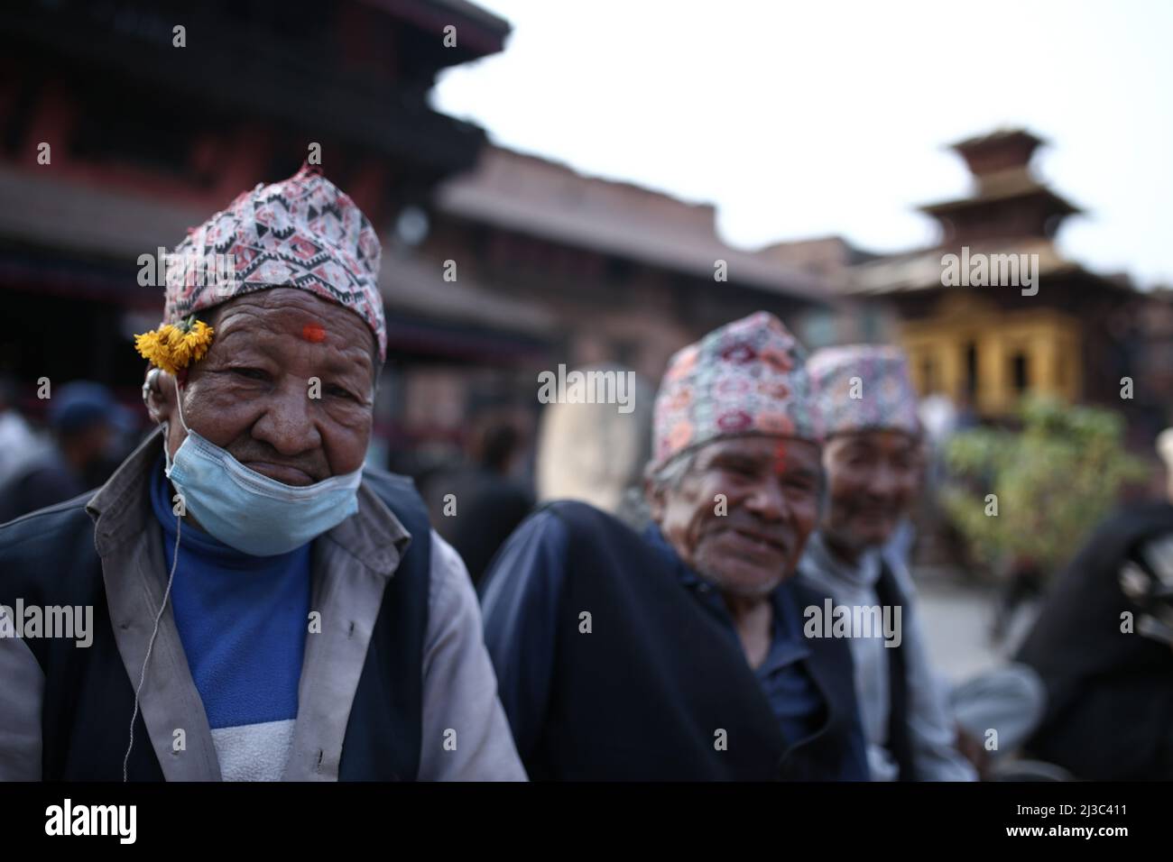 Bhaktapur, Nepal. 06th Apr 2022. Il 6 aprile 2022 a Bhaktapur, Nepal. Una persona elera siede con i suoi amici durante il crepuscolo del giorno. (Foto di Abhishek Maharjan/Sipa USA) Credit: Sipa USA/Alamy Live News Foto Stock