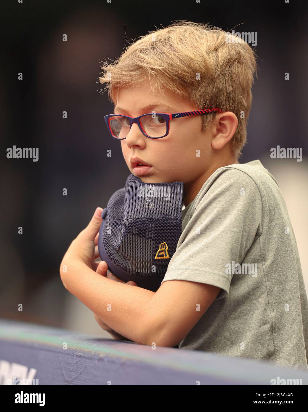 San Pietroburgo, FL USA: Un giovane fan di Tampa Bay Rays rimuove il cappello e sta per il National Anthem durante un allenamento primaverile di baseball Foto Stock