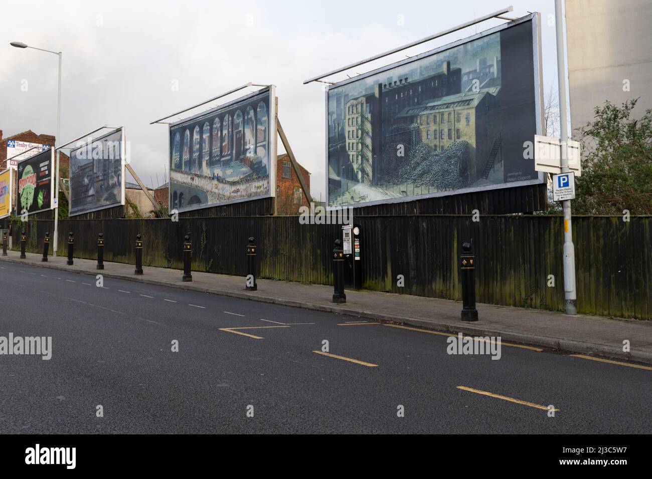 Tre cartelloni pubblicitari, Wellington Street con la scena industriale di Helen Clapcott. Stockport, Greater Manchester, Regno Unito Foto Stock