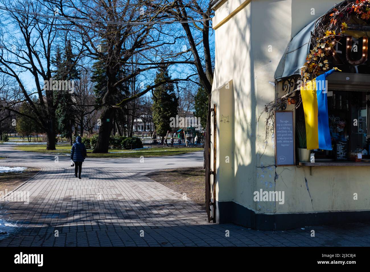 La bandiera Ucraina appesa fuori dal chiosco del caffè a riga, Lettonia Foto Stock