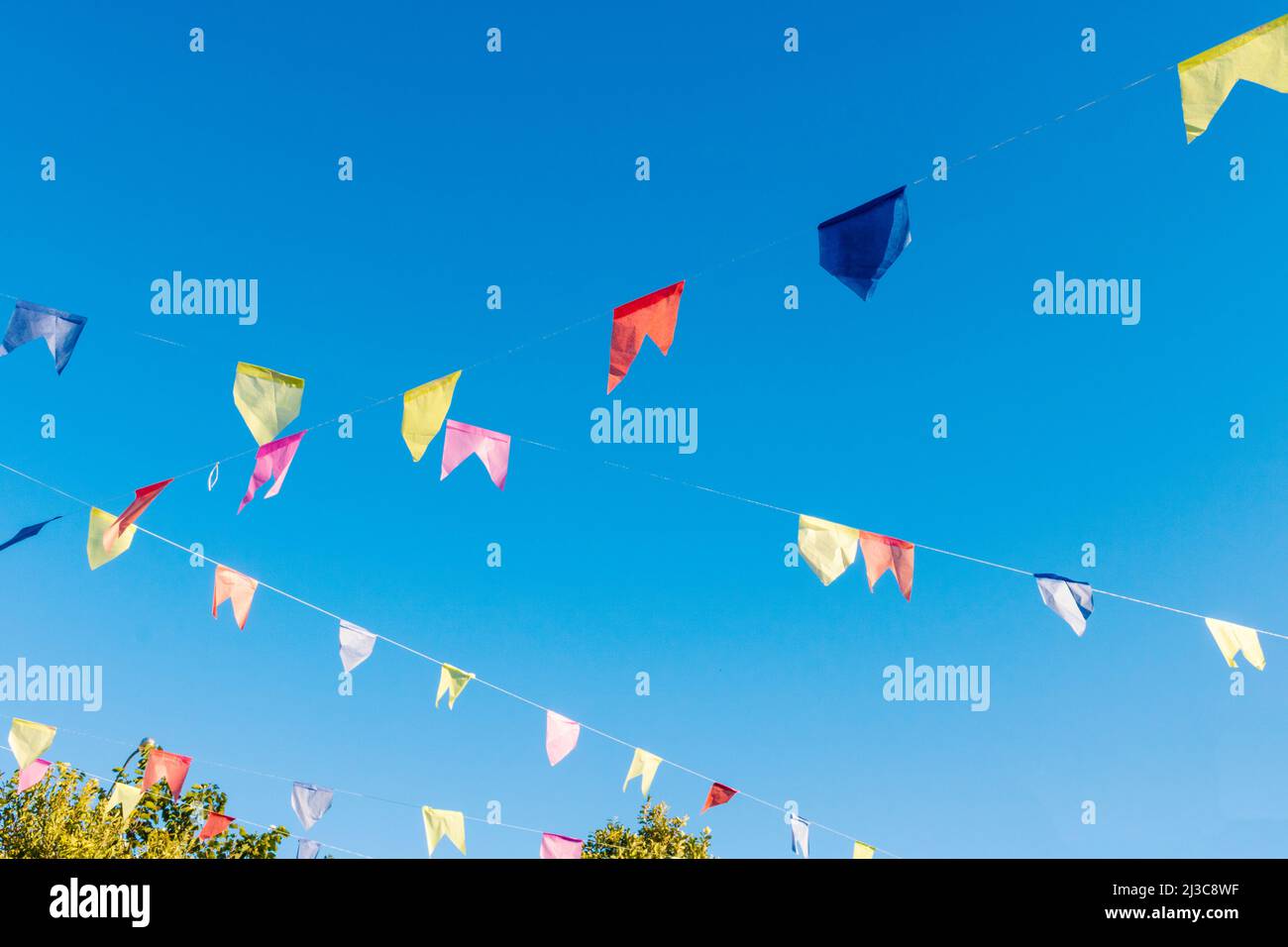 Sfondo di bandiere per la parte junina, famoso partito del Brasile che accade nei mesi di giugno e luglio. Immagine del concetto di cultura brasiliana. Foto Stock