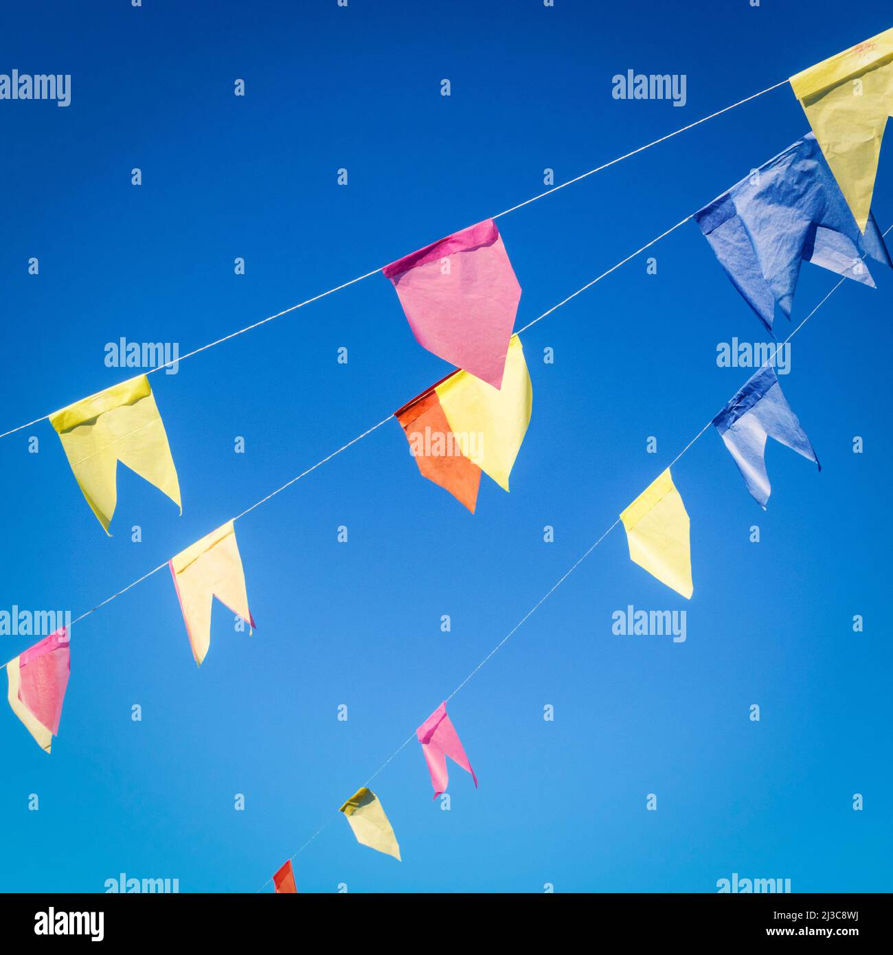 Sfondo di bandiere per la parte junina, famoso partito del Brasile che accade nei mesi di giugno e luglio. Immagine del concetto di cultura brasiliana. Foto Stock