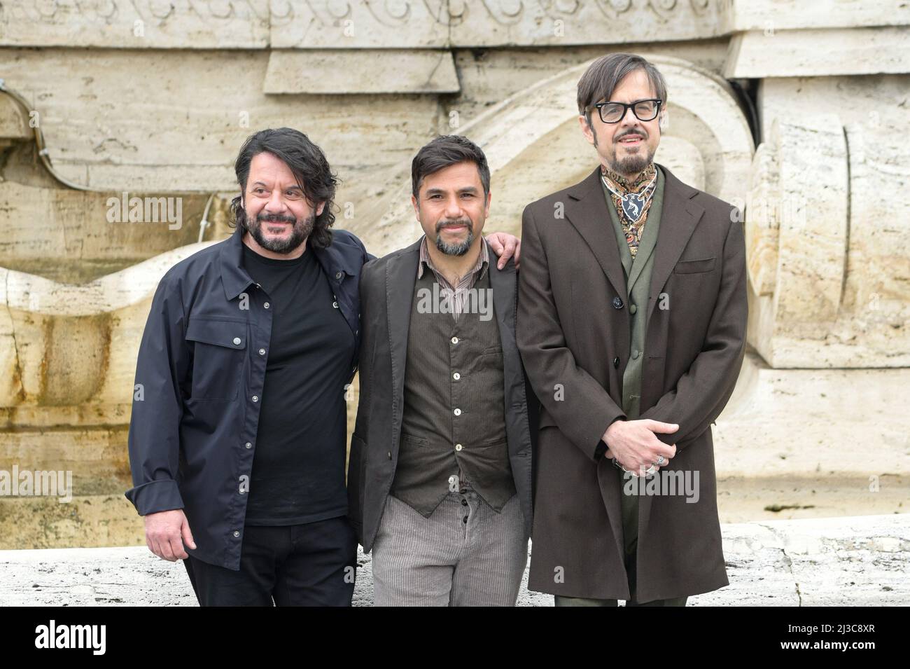 Roma, Italia. 07th Apr 2022. (L-R) Pasquale Petrolo, Eros Puglielli e Claudio Gregori partecipano alla fotocall del film gli idoli delle donne in Piazza Cavour. Credit: SOPA Images Limited/Alamy Live News Foto Stock