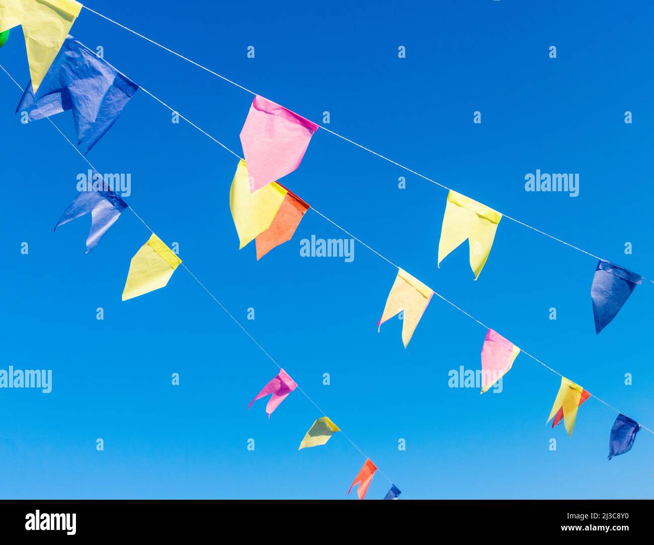 Sfondo di bandiere per la parte junina, famoso partito del Brasile che accade nei mesi di giugno e luglio. Immagine del concetto di cultura brasiliana. Foto Stock