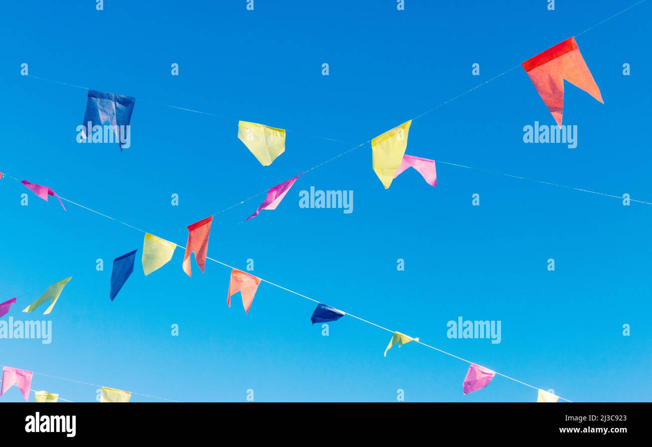 Sfondo di bandiere per la parte junina, famoso partito del Brasile che accade nei mesi di giugno e luglio. Immagine del concetto di cultura brasiliana. Foto Stock