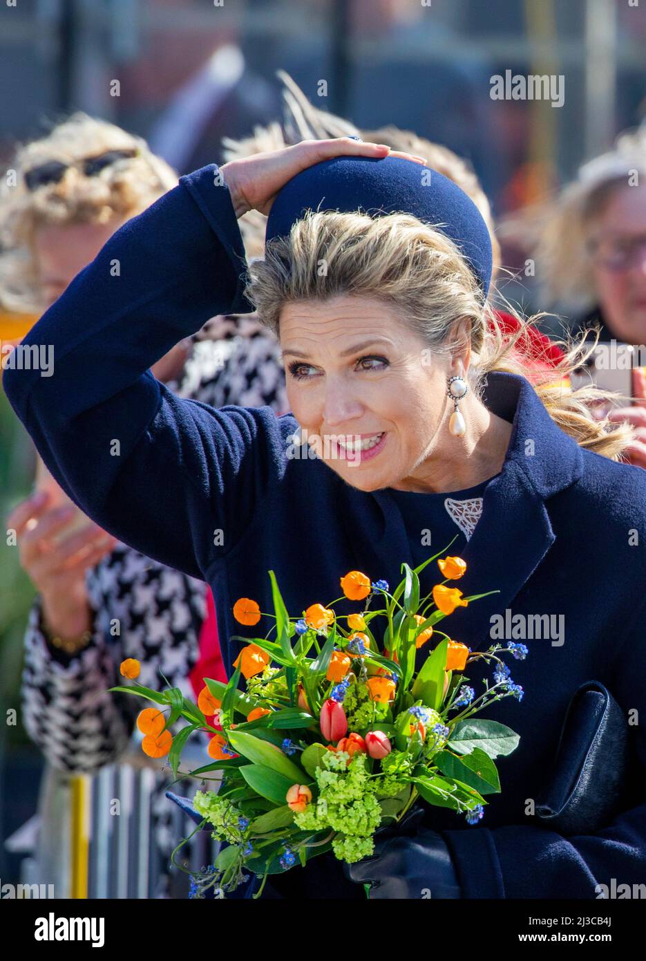 Regina Maxima dei Paesi Bassi al Tulip Barn di Hillegom, il 07 aprile 2022, per visitare il Duin- en Bollenstreek, una breve spiegazione sul Tulip Barn nel centro visitatori, dove la coltivazione di bulbi e il turismo sono uniti. I turisti possono andare qui per scattare foto, che impediscono ai campi regolari di tulipani di essere sovraccaricati Foto: Albert Nieboer/Netherlands OUT/Point de Vue OUT Foto Stock