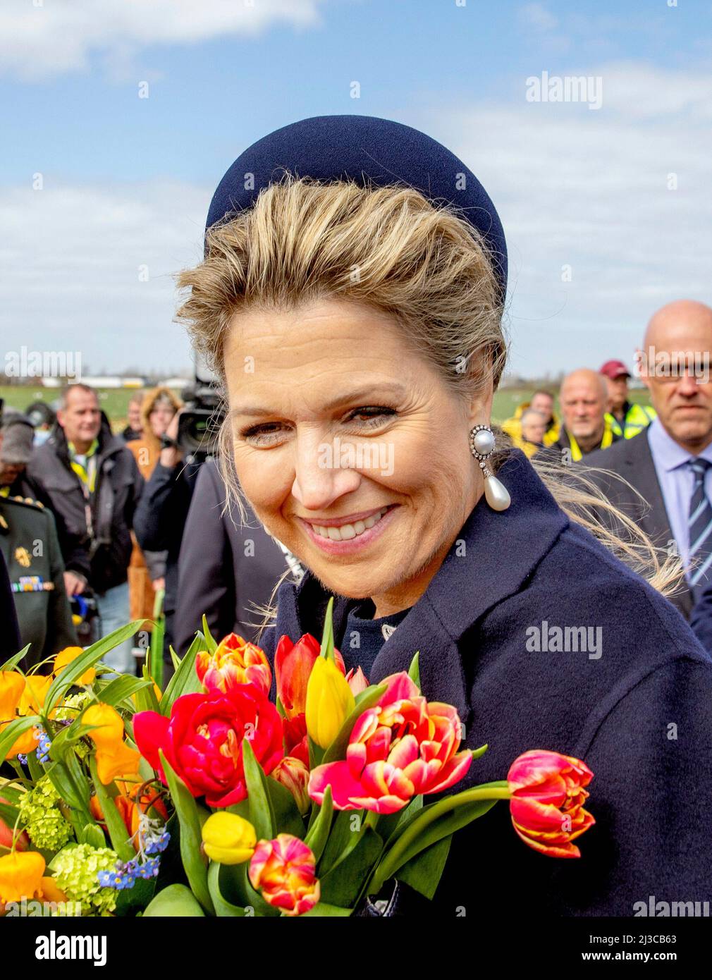 Regina Maxima dei Paesi Bassi al Tulip Barn di Hillegom, il 07 aprile 2022, per visitare il Duin- en Bollenstreek, una breve spiegazione sul Tulip Barn nel centro visitatori, dove la coltivazione di bulbi e il turismo sono uniti. I turisti possono andare qui per scattare foto, che impediscono ai campi regolari di tulipani di essere sovraccaricati Foto: Albert Nieboer/Netherlands OUT/Point de Vue OUT Foto Stock