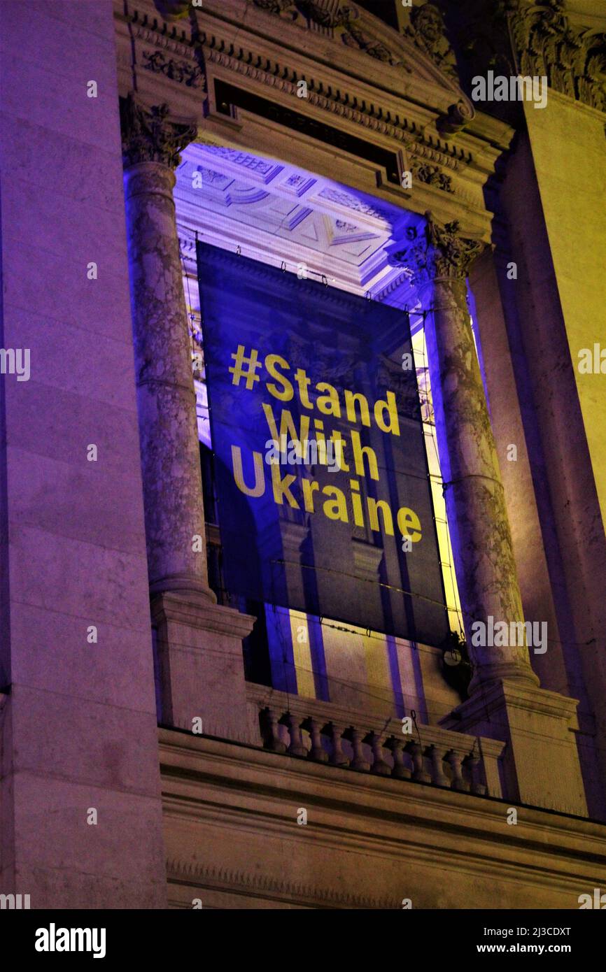 Vienna, Austria - 15 marzo 2022: Un segno che legge '# stand with Ukraine' è appeso al di fuori dell'Università di Vienna mostrando solidarietà con l'Ucraina. Foto Stock