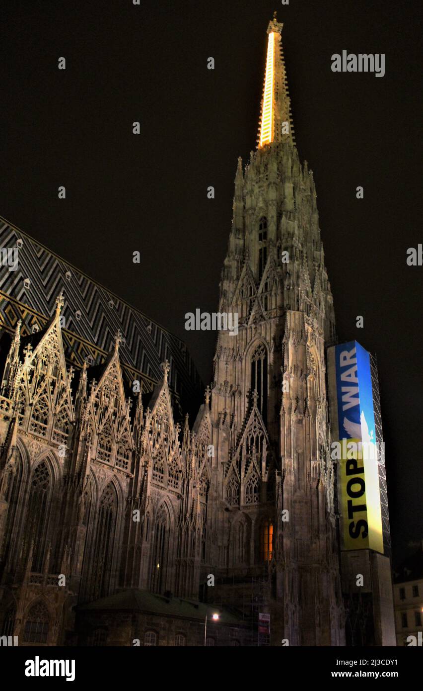 La solidarietà austriaca con l'Ucraina si è dimostrata in una grande lettura di bandiera FERMARE LA GUERRA dal lato della Cattedrale di Santo Stefano a Vienna. Foto Stock