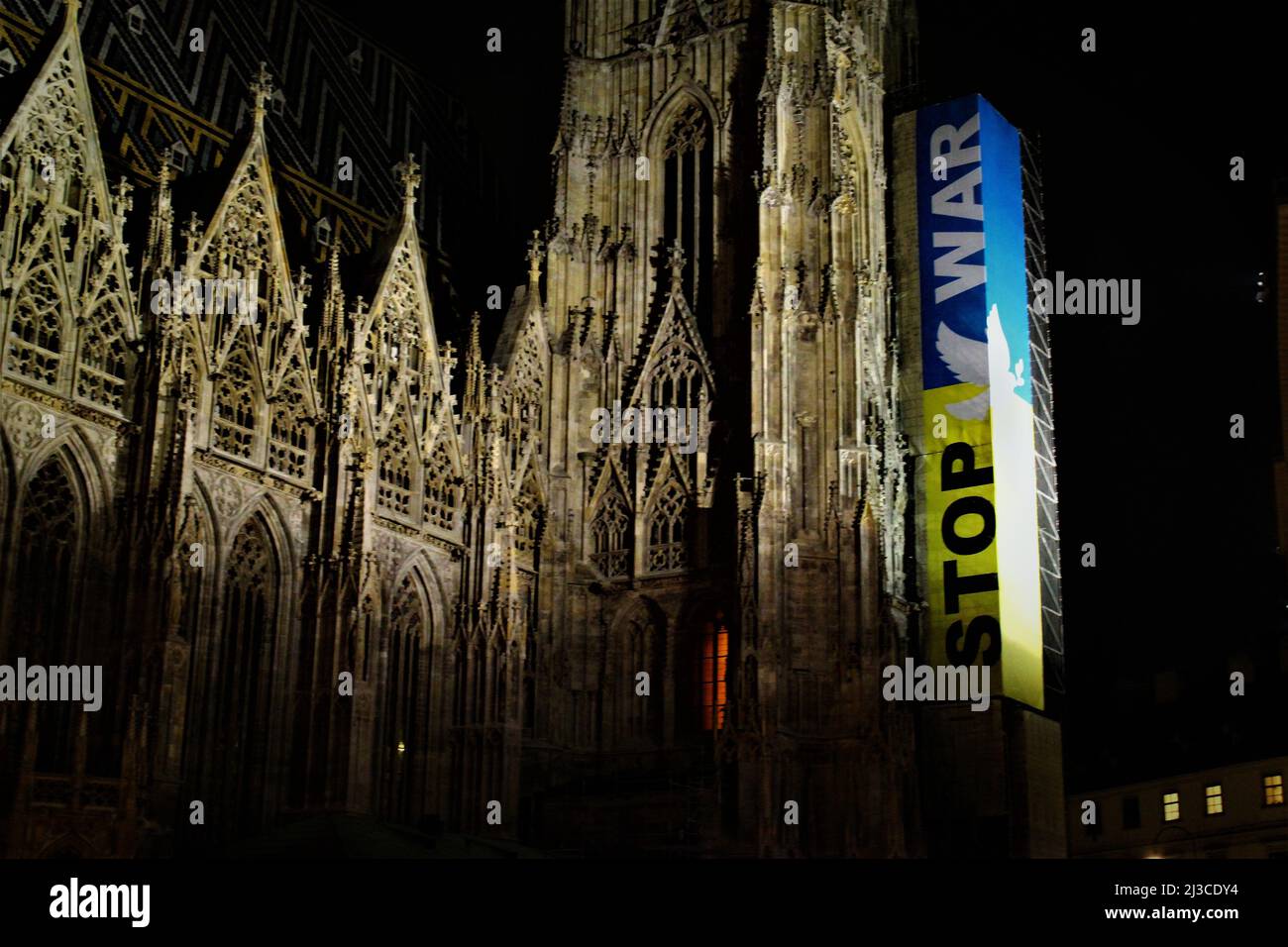 La solidarietà austriaca con l'Ucraina si è dimostrata in una grande lettura di bandiera FERMARE LA GUERRA dal lato della Cattedrale di Santo Stefano a Vienna. Foto Stock