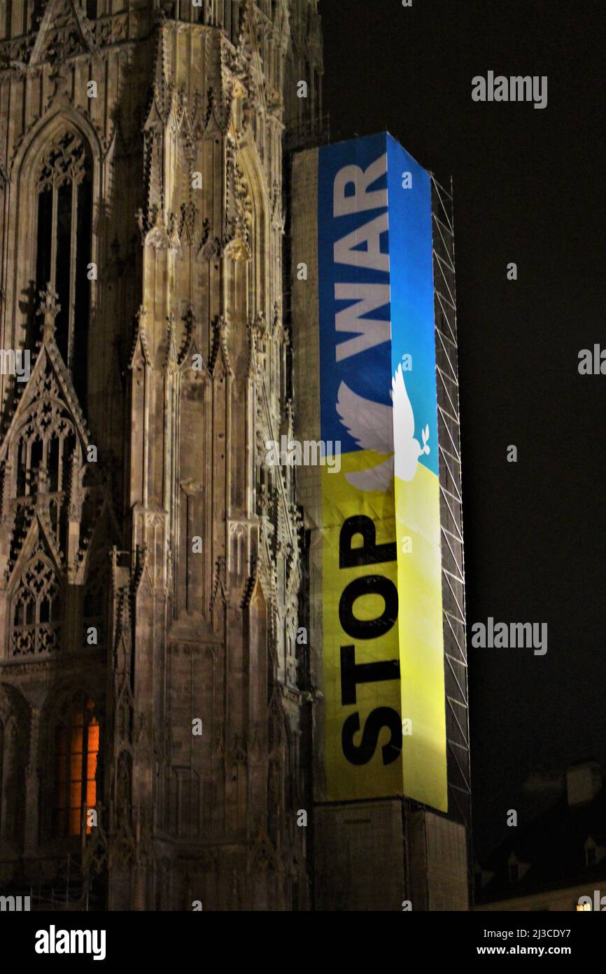 La solidarietà austriaca con l'Ucraina si è dimostrata in una grande lettura di bandiera FERMARE LA GUERRA dal lato della Cattedrale di Santo Stefano a Vienna. Foto Stock