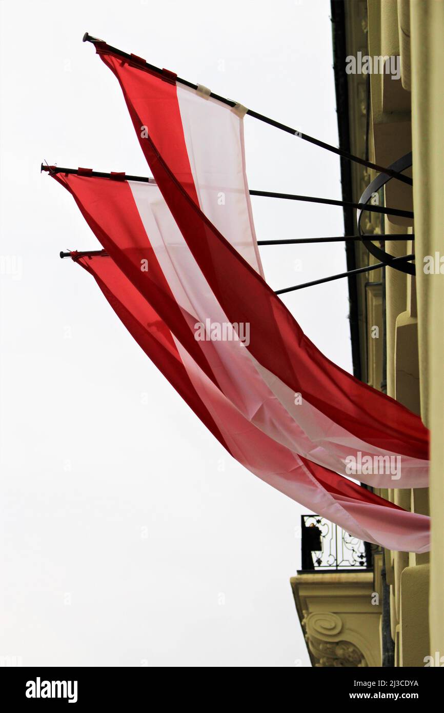 Striscioni viennesi visti a Vienna in Austria. Tre bandiere di Vienna attaccate ad un muro - tipicamente appese sopra una targa che segna una vista o un edificio famoso. Foto Stock