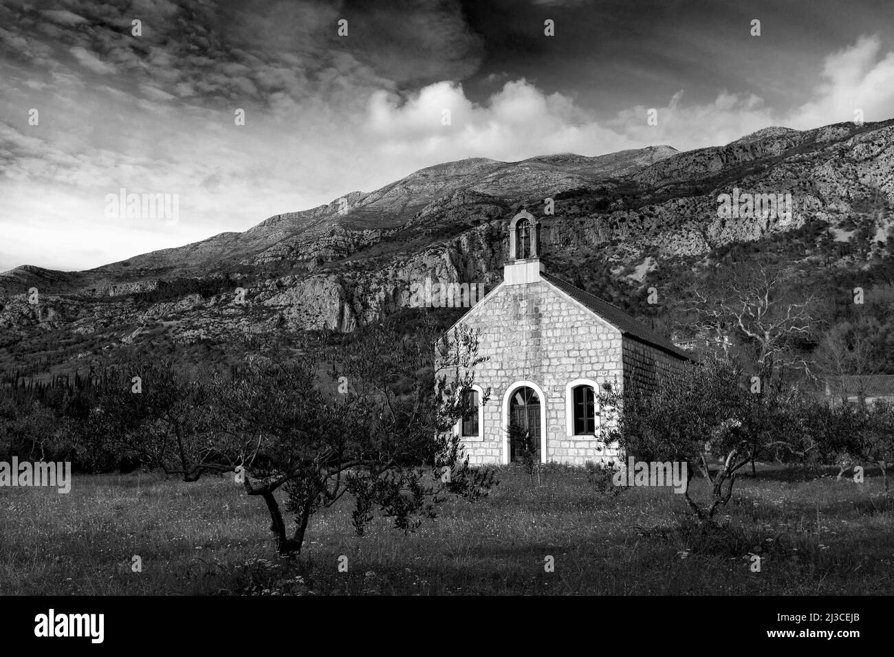 Vecchia chiesa della Santissima Trinità nel villaggio Pridvorje. Regione di Konavle. Croazia. Foto Stock
