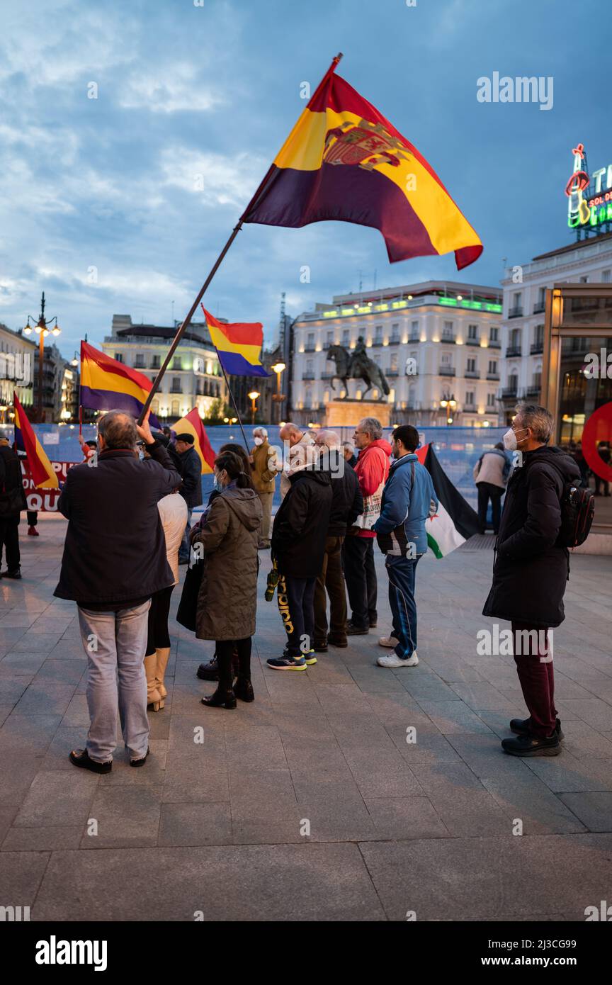 Gruppo di persone si riuniscono a Madrid Puerta del Sol per protestare contro l'immunità per i crimini commessi durante la guerra civile spagnola, il Francisco Franc Foto Stock