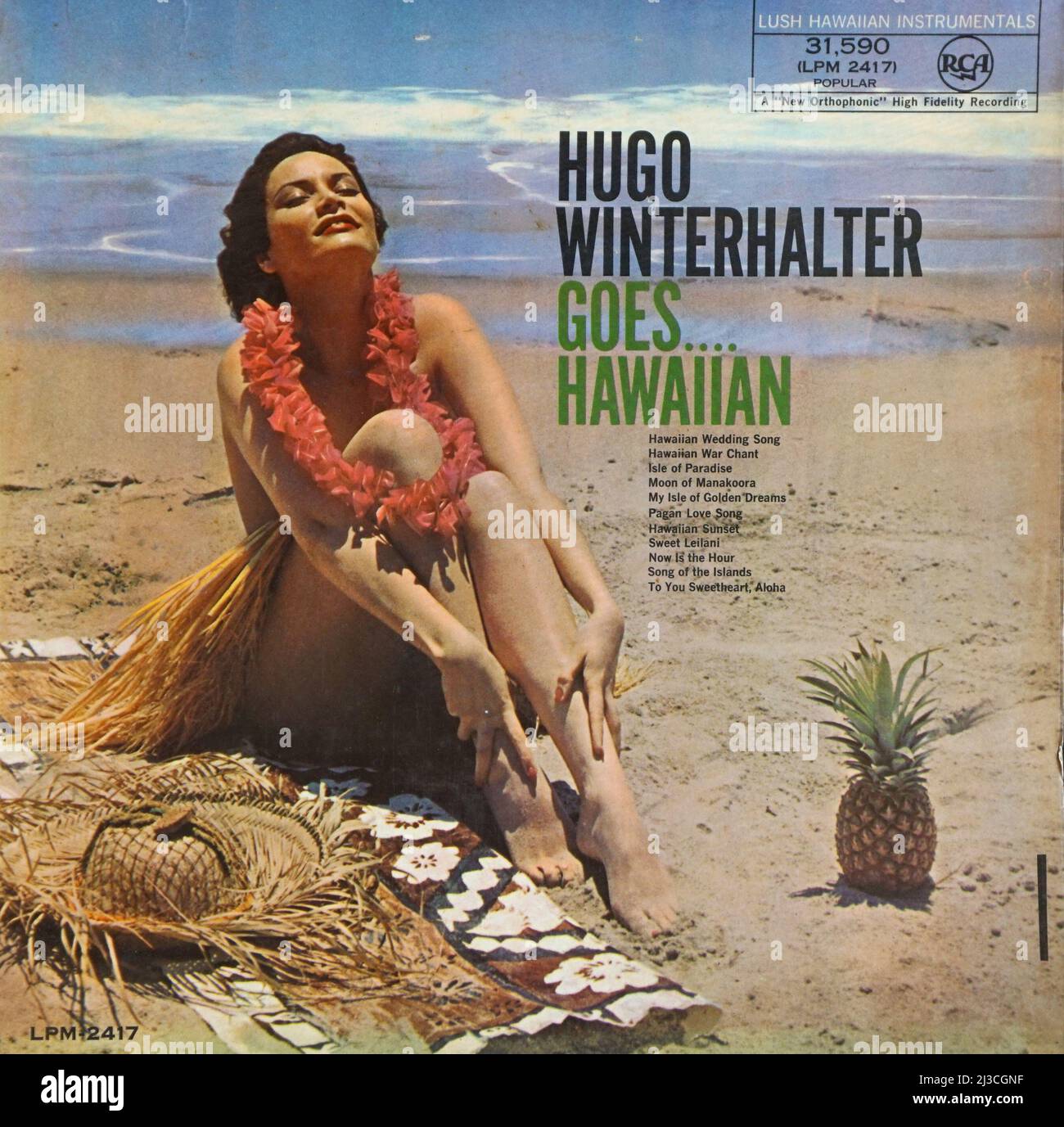 Hugo Winterhalter diventa hawaiano. RCA America. Donna manica in costumi hawaiani sulla spiaggia Foto Stock