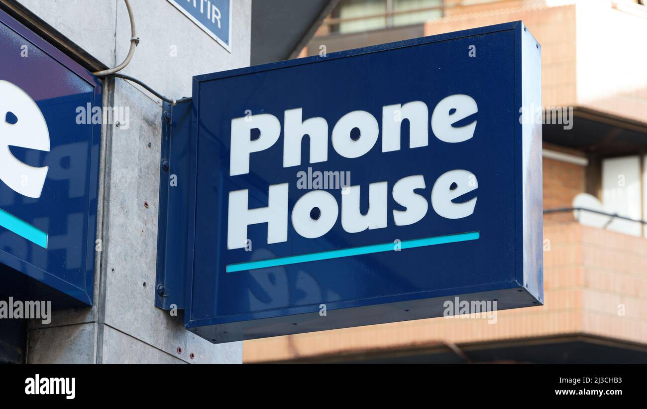 VALENCIA, SPAGNA - 07 APRILE 2022: Phone House è il più grande distributore di telecomunicazioni e servizi per le persone e la casa in Spagna Foto Stock