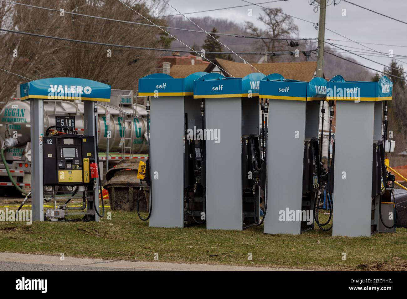 Le nuove pompe a gas attendono l'installazione presso una stazione di servizio Valero sulla US Route 20 nella frazione di Bridgewater, contea di Oneida, stato di New York. Foto Stock