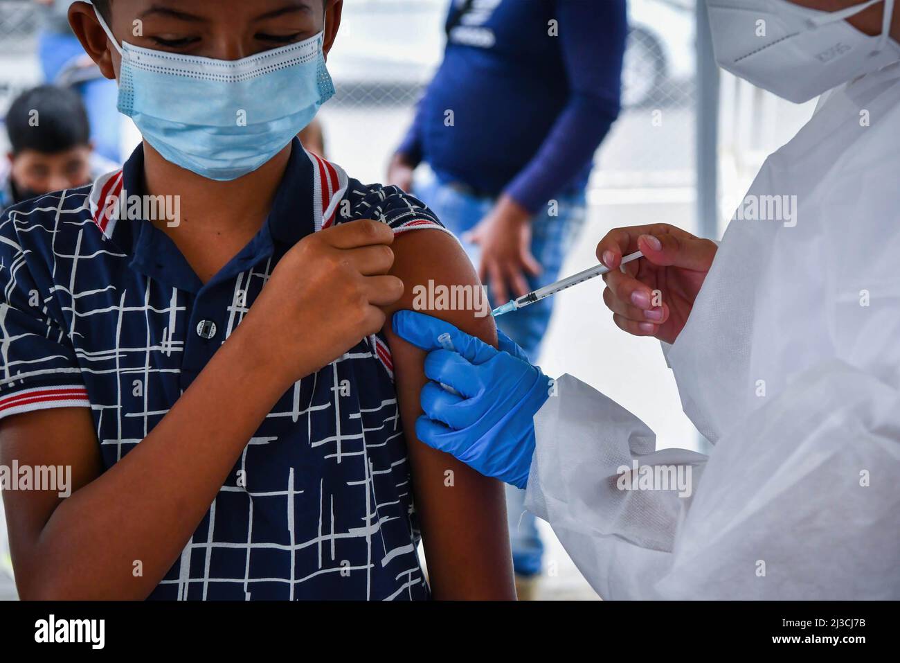 Cucuta, Colombia. 30th Mar 2022. Un operatore sanitario somministra una dose di vaccino COVID-19 a un bambino nel quartiere di la Parada, vicino al confine tra Colombia e Venezuela. 502 comunità colombiane nel paese hanno già più del 70% della loro popolazione con un programma completo di vaccinazione contro il covid-19, e ha alzato la misura dell'uso di maschere facciali in spazi aperti. (Foto di Jorge Castellanos/SOPA Images/Sipa USA) Credit: Sipa USA/Alamy Live News Foto Stock