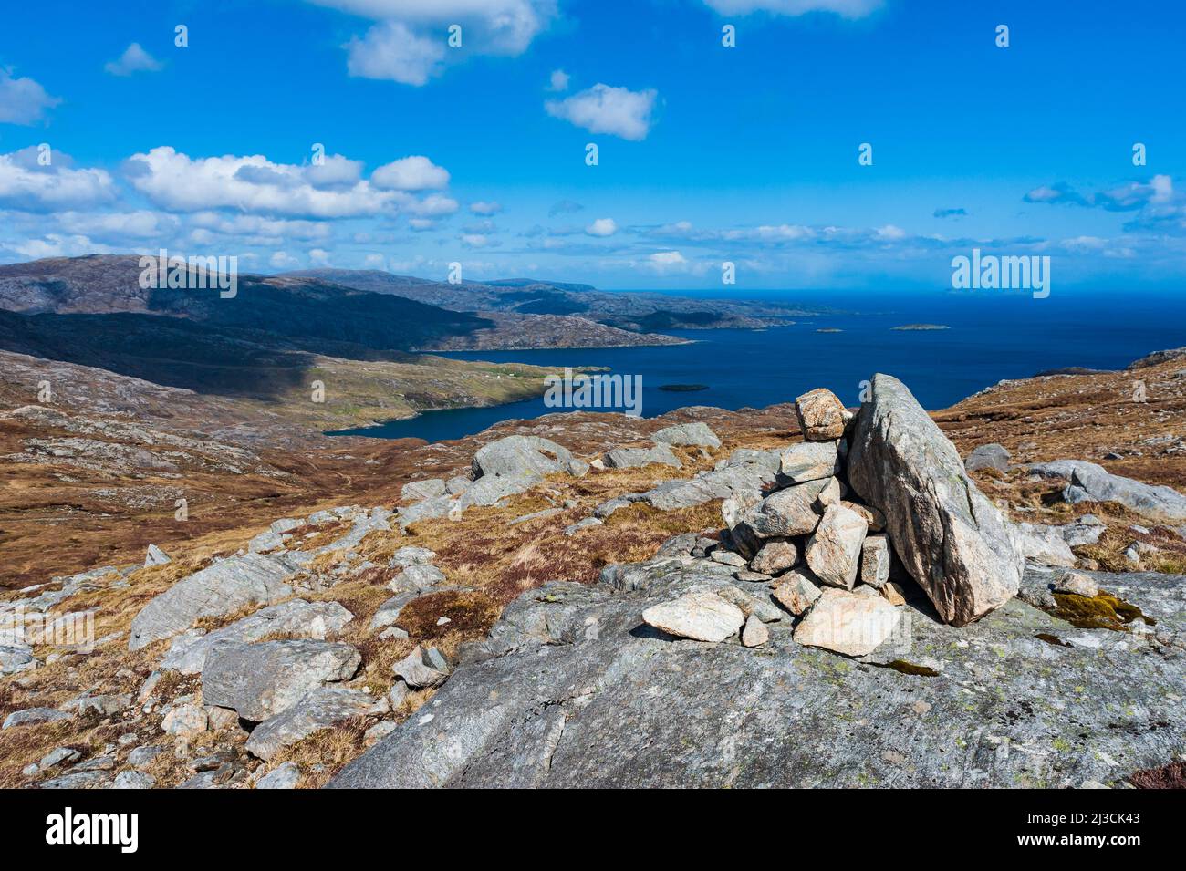 Cairn su Beinn Tarsuinn sopra Molinginish sulla costa orientale dell'isola di Harris, Scozia Foto Stock