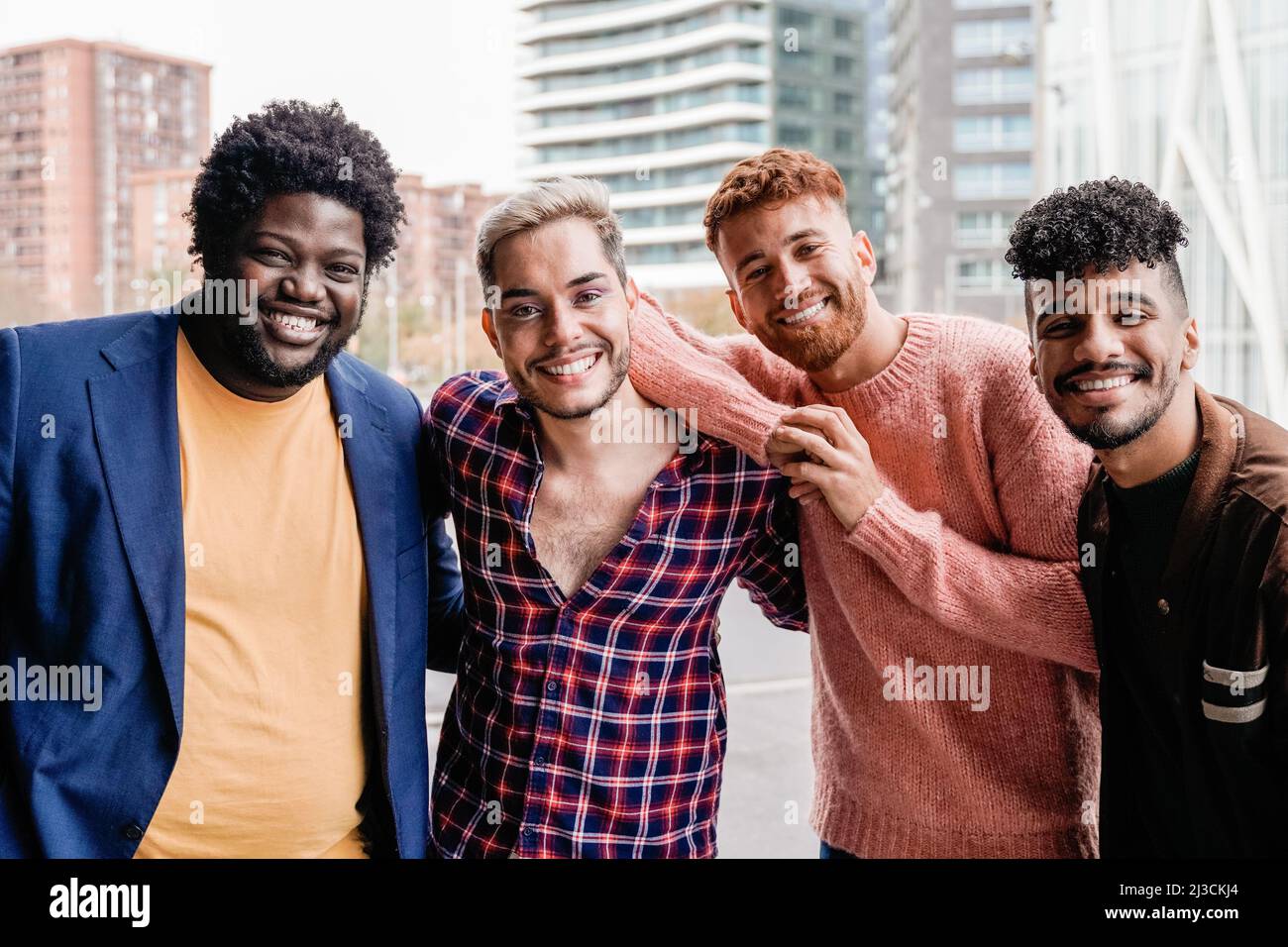 Diversi gruppi di amici alla moda che si divertono all'aperto - diversità e gente multirazziale - Focus su gay non binario Foto Stock