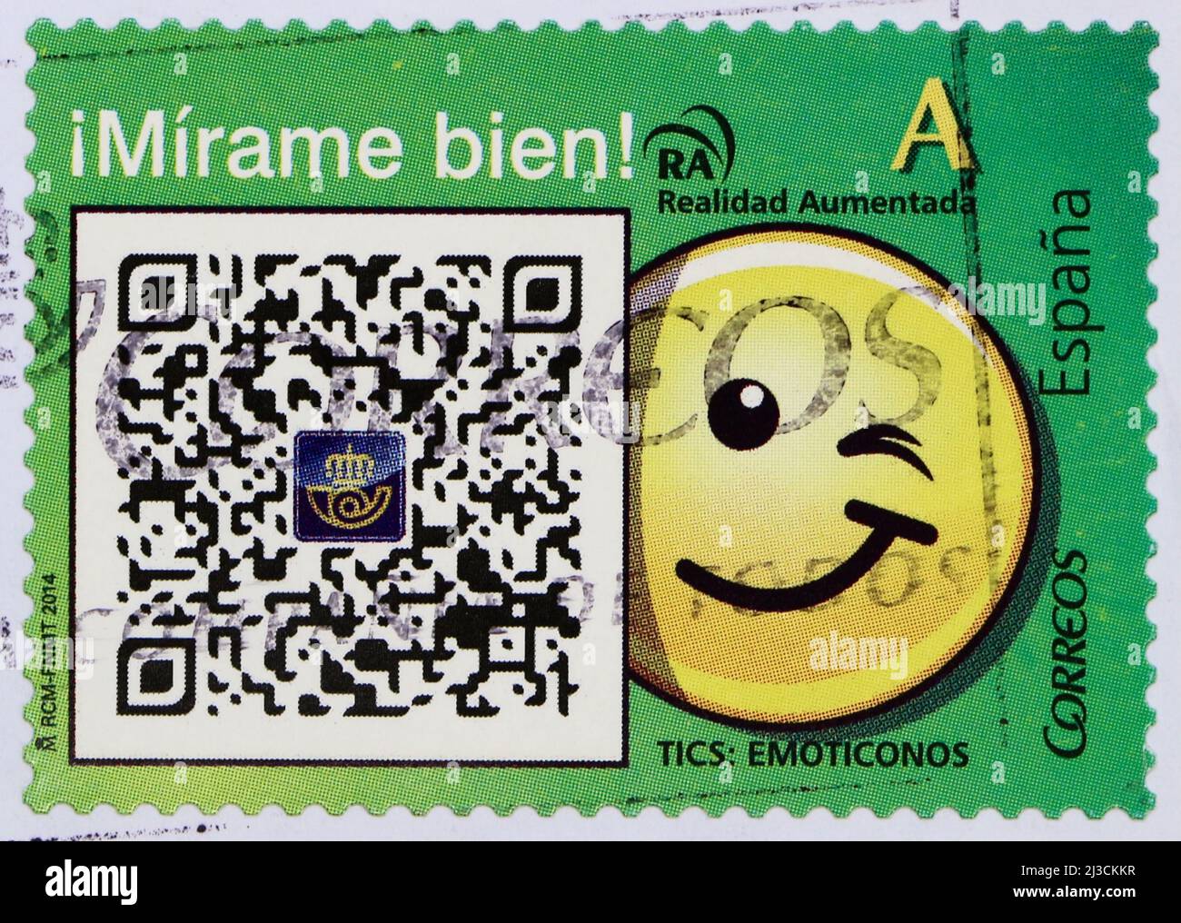 Foto di un francobollo spagnolo usato con un codice QR emoji e realtà aumentata link Guarda attentamente me per vedere il link aggiunto disponibile a un video Foto Stock