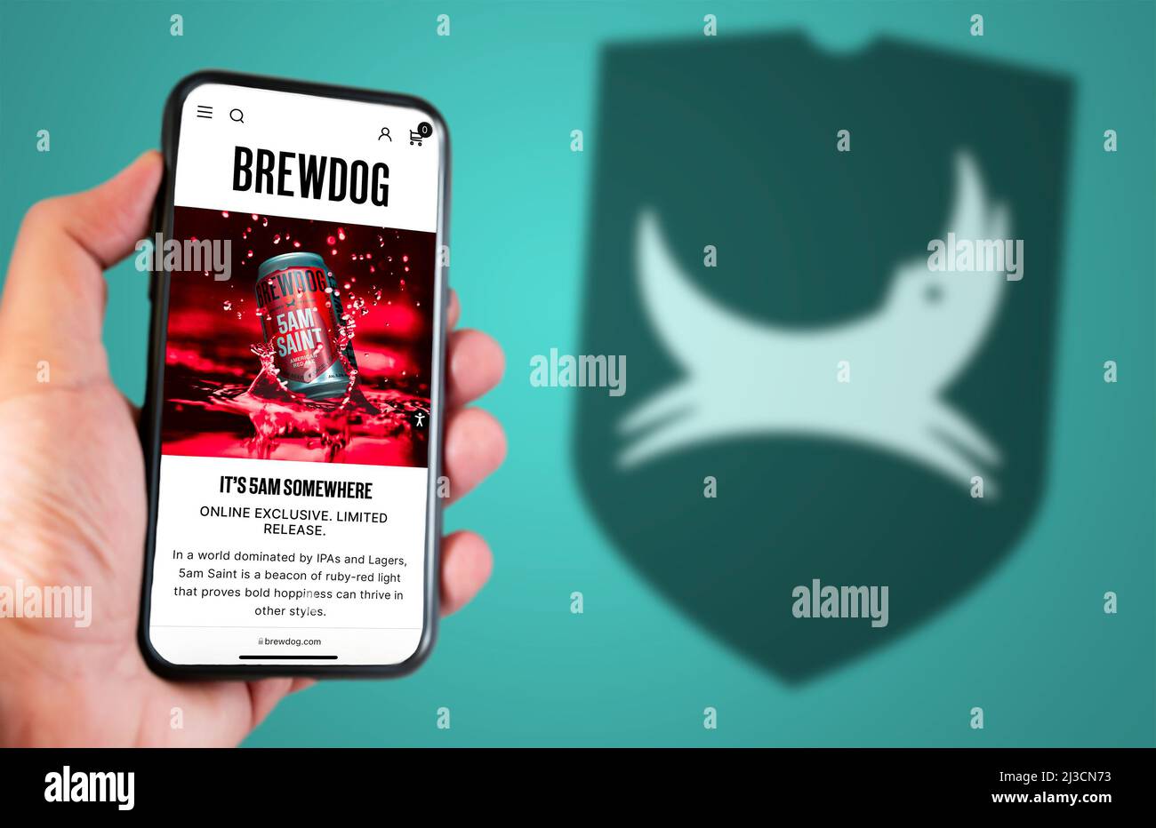 Ellon, Scozia, maggio 2022: La home page del sito BrewDog sullo schermo di un telefono cellulare. Il telefono cellulare è tenuto da una mano maschile. Il registro della società Foto Stock