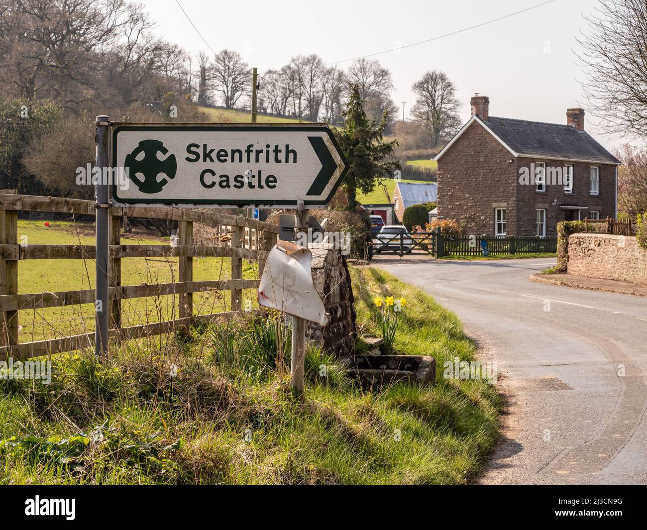 Skenfrith Abergavenny Monmouthshire Galles UK April 07 2022 Sign to Skenfrith Castle Ancient Monument nr Abergavenny Foto Stock