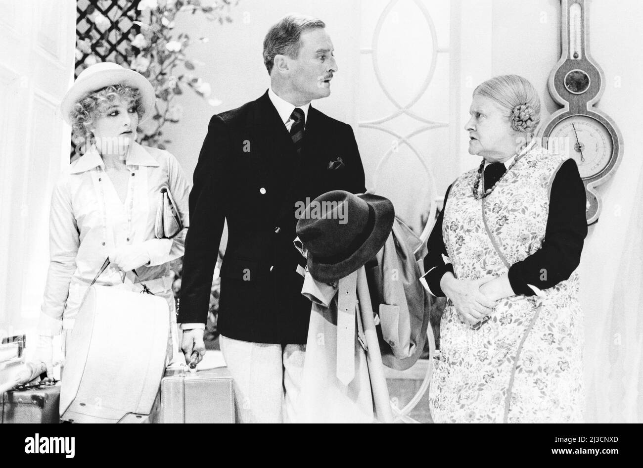 l-r: Abigail McKern (Jackie Coryton), Donald Pickering (Richard Greatham), Elizabeth Bradley (Clare) in HAY FEVER di Noel Coward al Queen’s Theatre, Londra W1 25/10/1983 design: Carl Toms Lighting: Joe Davis regista: Kim Grant Foto Stock