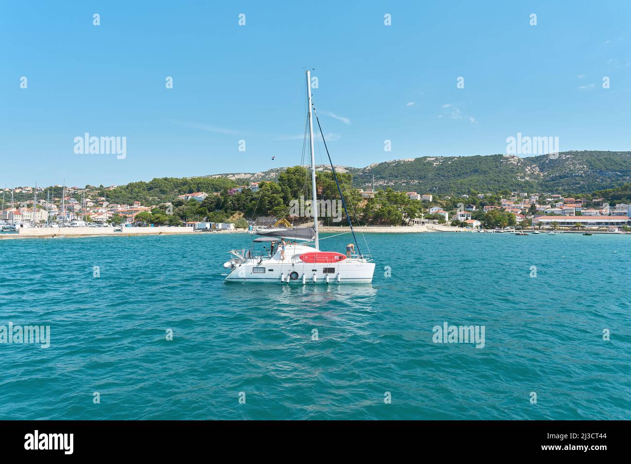 Barca a vela nel porto della città di Rab sul mare Adriatico in Croazia Foto Stock