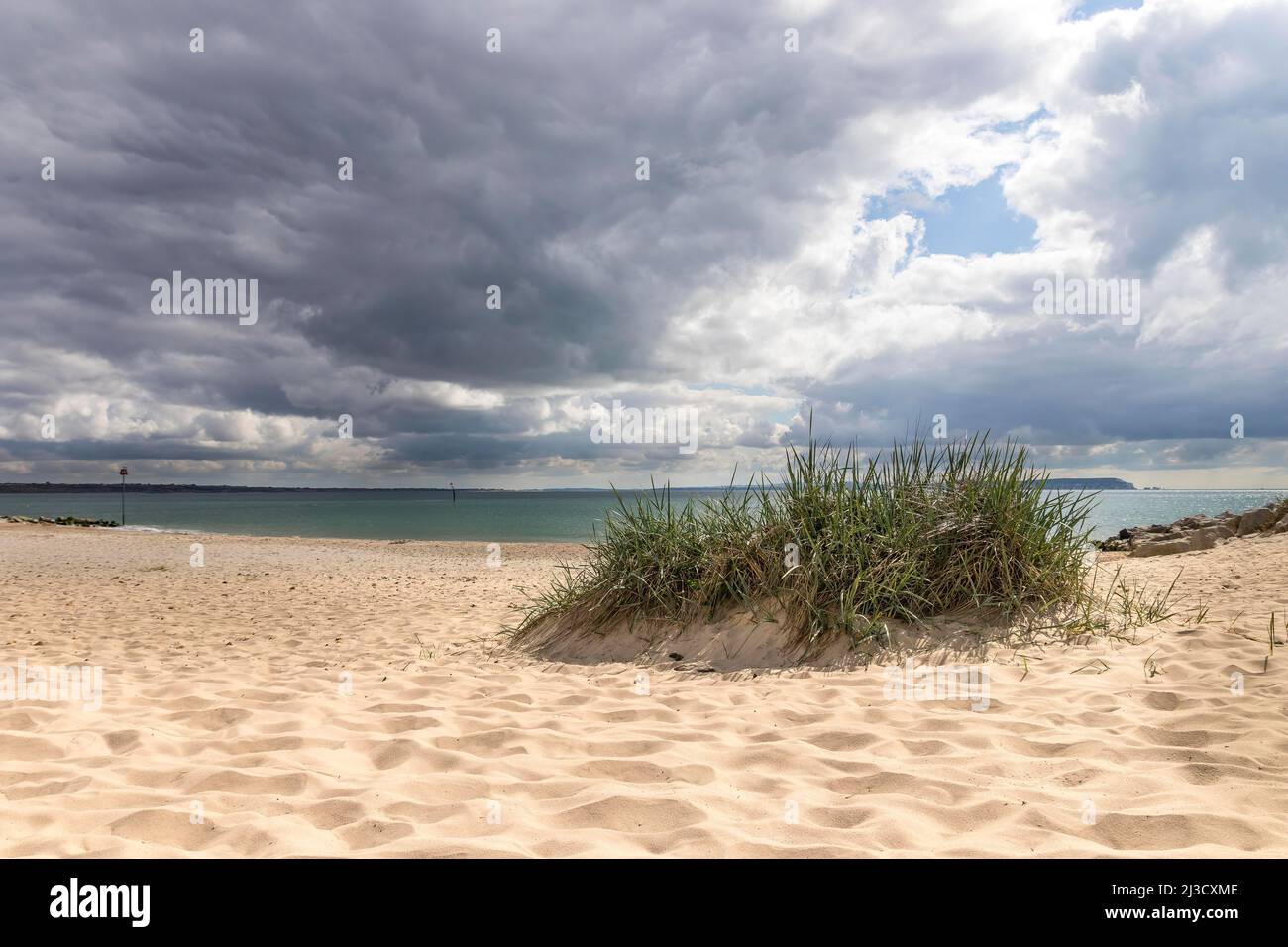 Drammatico cielo e spiaggia di sabbia a Mudeford Spit, Dorset, Inghilterra Regno Unito Foto Stock
