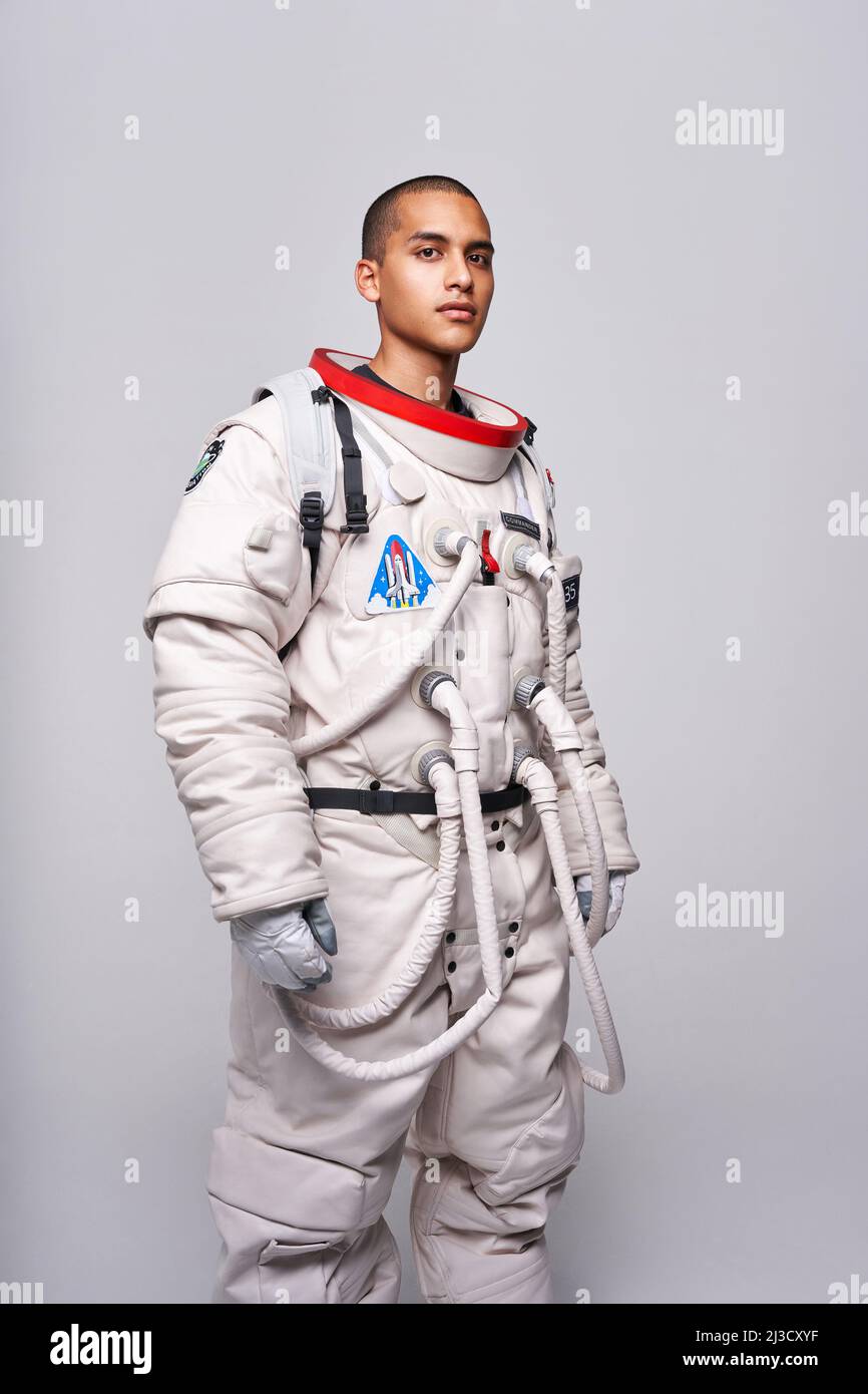 Astronauta maschio colombiano in uniforme pronto per indagare il cosmo in piedi in studio e guardare la macchina fotografica Foto Stock Astronauta maschio colombiano in uniforme pronto per indagare il cosmo in piedi in studio e guardare la macchina fotografica Foto Stock