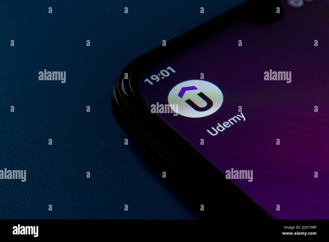 Icona dell'applicazione mobile Udemy sullo schermo dello smartphone. Afyonkarahisar, Turchia - 5 aprile 2022. Foto Stock