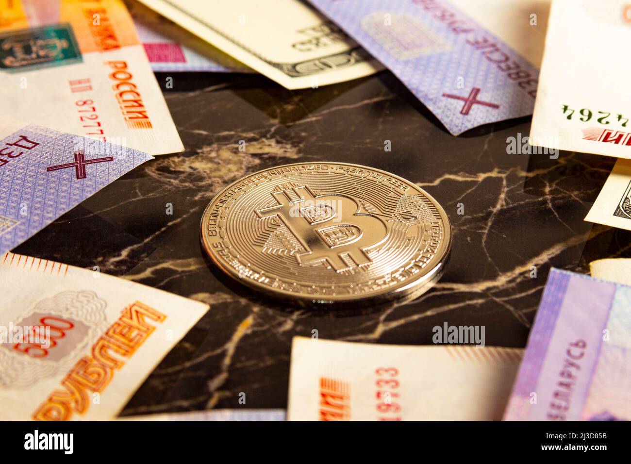 Bitcoin moneta di criptovaluta vicino al dollaro USA rubli russi e bielorussi Foto Stock